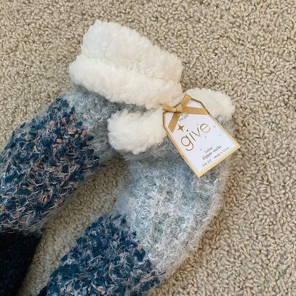 “GIVE” 💙 SUPER CUTE 🧸 SOFT, WARM & CUDDLY SOCKS - Picture 2 of 11